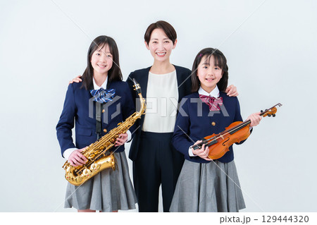音楽の先生と女子生徒 ポートレート 音楽の先生と女子生徒 ポートレート 129444320