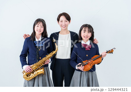 音楽の先生と女子生徒　ポートレート 129444321