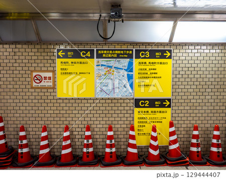 地下歩道に掲示された周辺案内図と出口案内 129444407