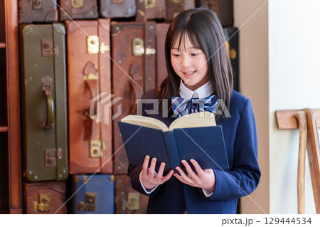 読書をする女の子 129444534