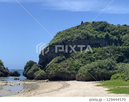 石垣島のサビチ鍾乳洞からのビーチ 129444570