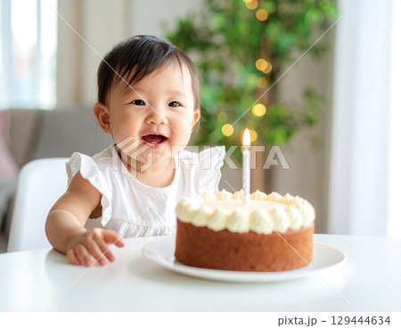 バースデーケーキと赤ちゃん 129444634