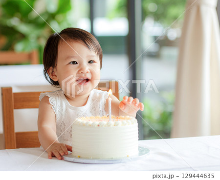 バースデーケーキと赤ちゃん バースデーケーキと赤ちゃん 129444635