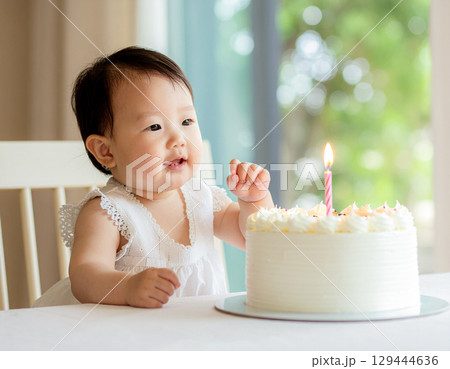 バースデーケーキと赤ちゃん 129444636