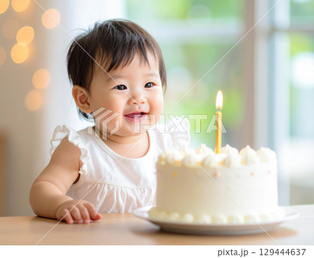 バースデーケーキと赤ちゃん 129444637