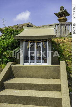 浦富海岸　田後港神社と石灯台　鳥取県岩美町 129444639