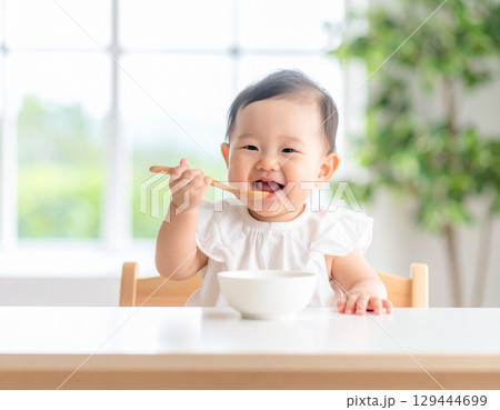 食事をする赤ちゃん 129444699