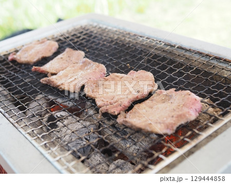 バーベキューで焼いた牛タンの炭火焼き 129444858