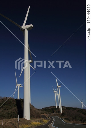 愛媛県　佐田岬半島に立つ風車 129444930