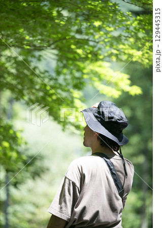 森やキャンプで緑を眺める帽子を被った男性の後ろ姿顔無し 森やキャンプで緑を眺める帽子を被った男性の後ろ姿顔無し 129445315