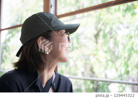 旅をする中年女性のイメージ　外を眺める 129445322