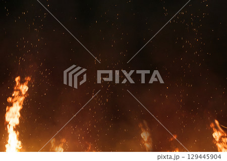 黒い背景に燃え上がる炎の火の粉の背景素材のテクスチャ 黒い背景に燃え上がる炎の火の粉の背景素材のテクスチャ 129445904