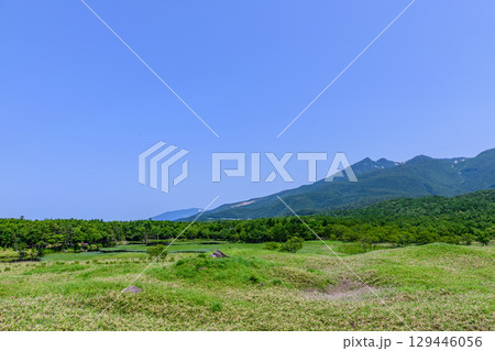 北海道知床半島にある知床五湖を、6月の澄んだ青空の下で散策する風景。湖面に映る山々と原生林が美しい。 北海道知床半島にある知床五湖を、6月の澄んだ青空の下で散策する風景。湖面に映る山々と原生林が美しい。 129446056