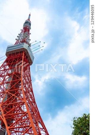 東京タワーとブルーインパルス（東京パラリンピック） 129446095