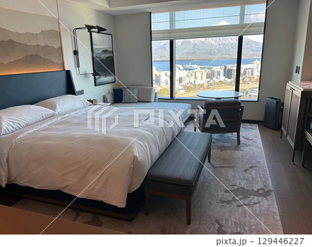 鹿児島のホテル客室から望む桜島の風景 129446227