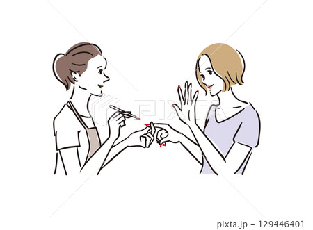 ネイルサロンで楽しそうに施術を受ける女性 129446401