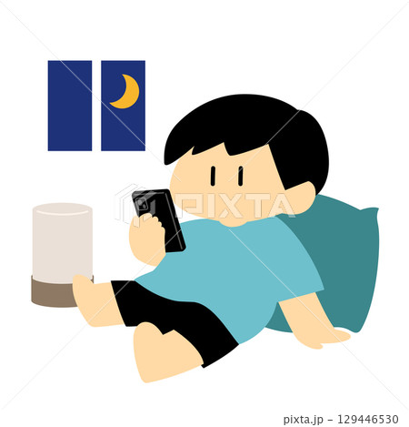 スマホを見ながらリラックスする男性 129446530