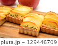手作りのりんごとさつま芋のタルト 129446709
