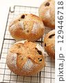 焼き立てのレーズンとクルミのパン 129446718
