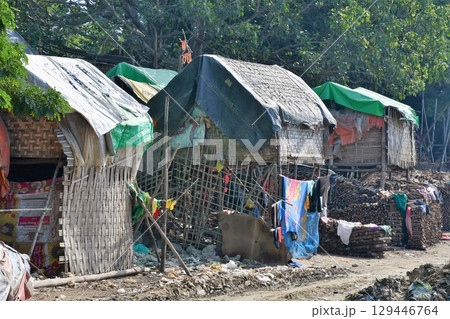ミャンマー、マンダレー、エーヤワディー川、河原に建つ家 129446764