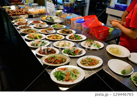 ミャンマー、ヤンゴン、屋台の料理 129446765