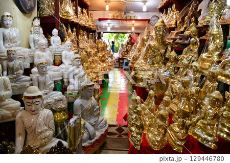 ミャンマー、マンダレー、マハムニ・パゴダ参道、仏像販売の店、観光土産 ミャンマー、マンダレー、マハムニ・パゴダ参道、仏像販売の店、観光土産 129446780