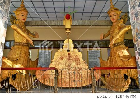 ミャンマー、マンダレー、マハムニ・パゴダ、鐘を担ぐ仏様 129446784