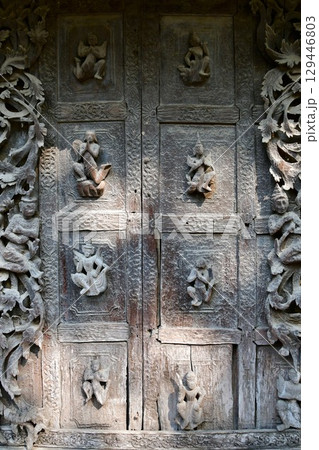 ミャンマー、マンダレー、シュエナンドー僧院、外壁の彫刻、木造寺院 129446803