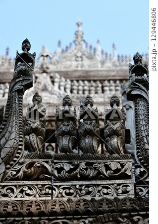 ミャンマー、マンダレー、シュエナンドー僧院、屋根の彫刻、木造寺院 129446806