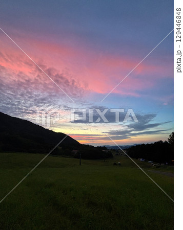 山に沈む夕日 山に沈む夕日 129446848