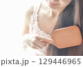 髪の毛をとかす女性 129446965