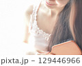 絡んだ髪をとかす女性 129446966