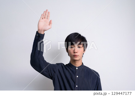 挙手する若い男性 129447177