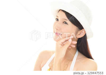 夏服を着た笑顔の女性 129447553