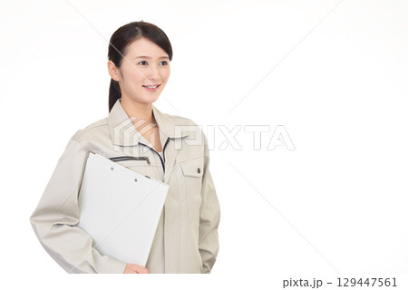 作業着を着た笑顔の女性 作業着を着た笑顔の女性 129447561