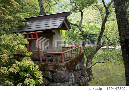神社の祠と池 129447802
