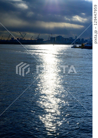 海面に反射する太陽の光。光の道。 海面に反射する太陽の光。光の道。 129447959