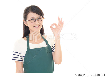 OKサインのエプロン姿の女性 OKサインのエプロン姿の女性 129448121