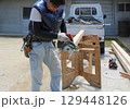 大工さんが丸ノコ用角度切り定規と丸ノコを使って木材を切っている 129448126