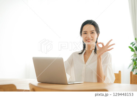 自宅でパソコンを使う女性 129448153