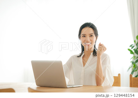 自宅でパソコンを使う女性 129448154