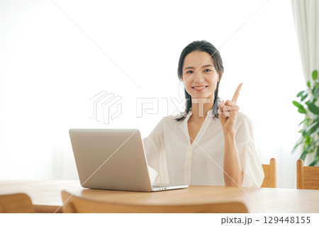 自宅でパソコンを使う女性 129448155