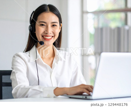 オンライン会議をする女性 129448176