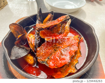 オイスターバーのカキのトマト煮込み 129448263