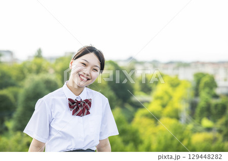 女子高生のポートレート　笑顔　カメラ目線 129448282