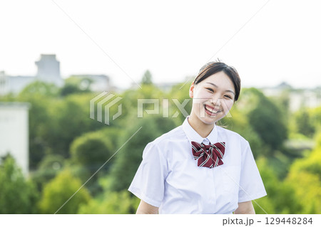女子高生のポートレート 笑顔 カメラ目線 女子高生のポートレート 笑顔 カメラ目線 129448284