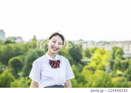 女子高生のポートレート 笑顔 カメラ目線 女子高生のポートレート 笑顔 カメラ目線 129448285
