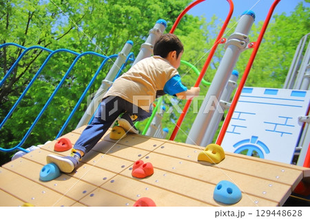 公園で遊ぶ子供 公園で遊ぶ子供 129448628