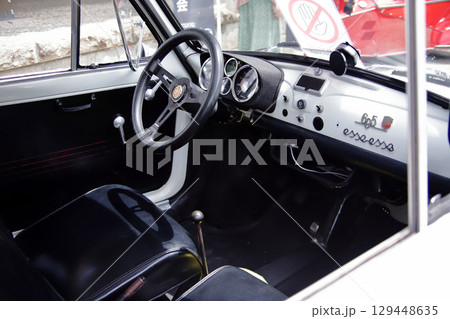 レトロな車の車内 129448635