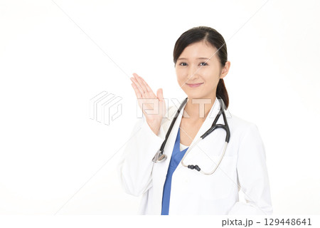 案内する笑顔の女性医師 案内する笑顔の女性医師 129448641